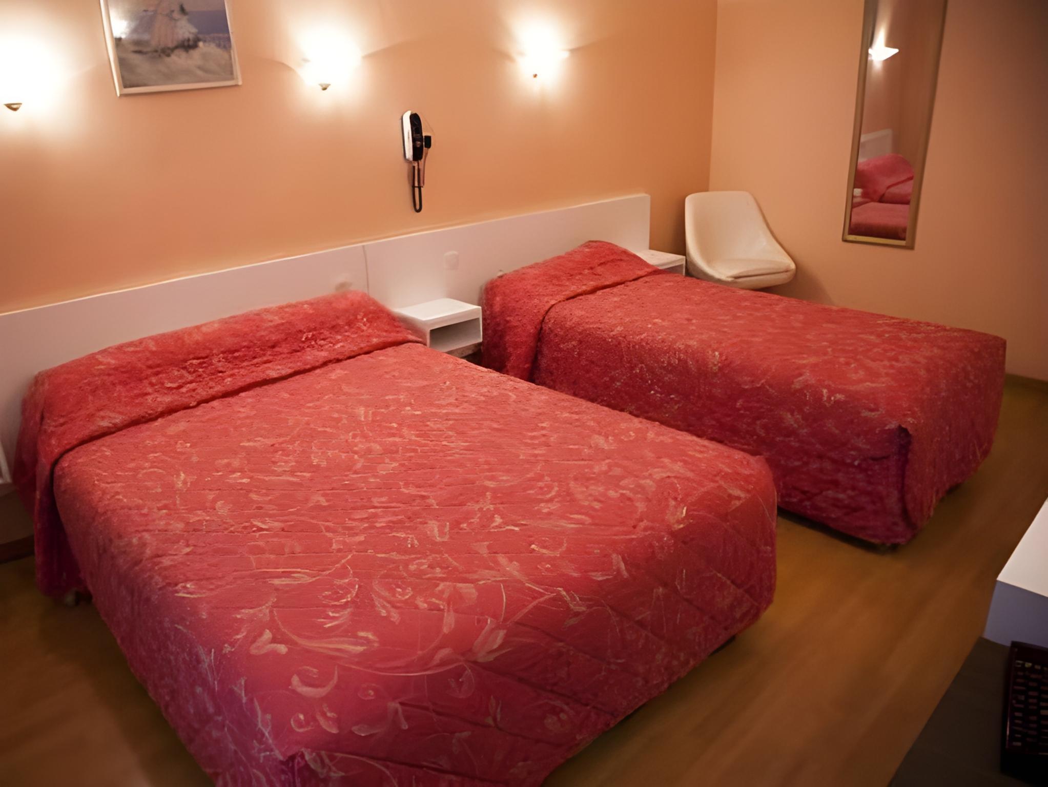 Hotel Des Pyrenees,204 Rue Du Faubourg Saint Antoine,2 star
