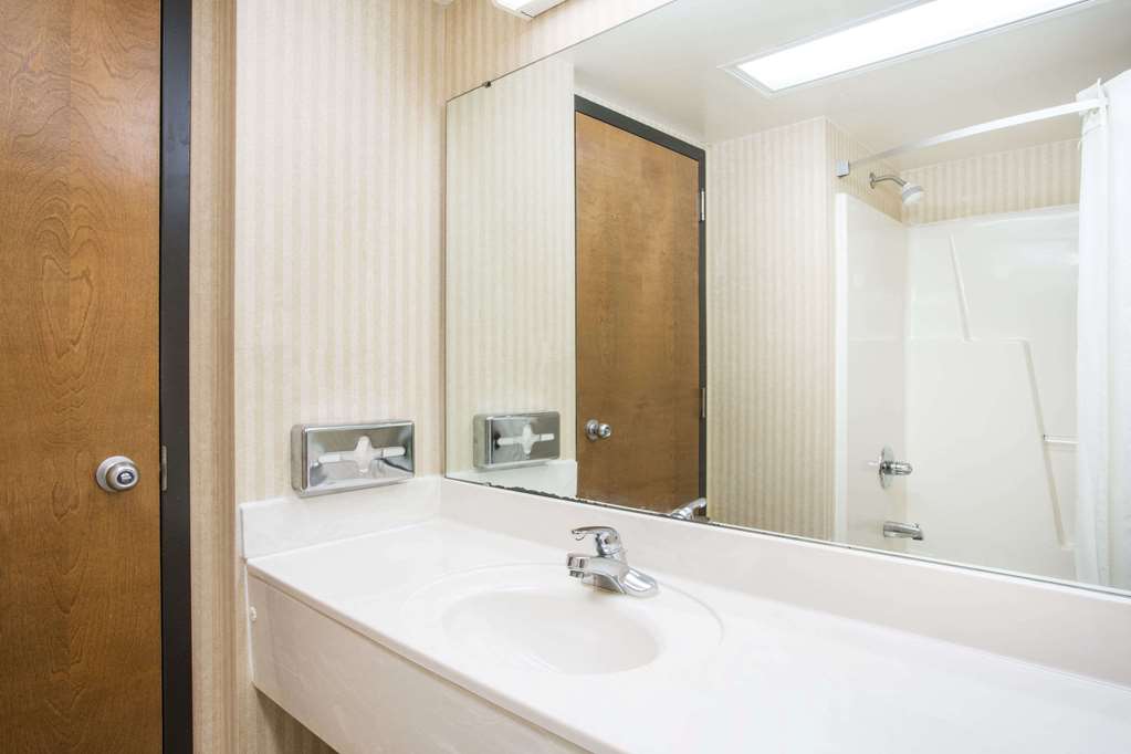 days inn and suites by wyndham sutton flatwoods