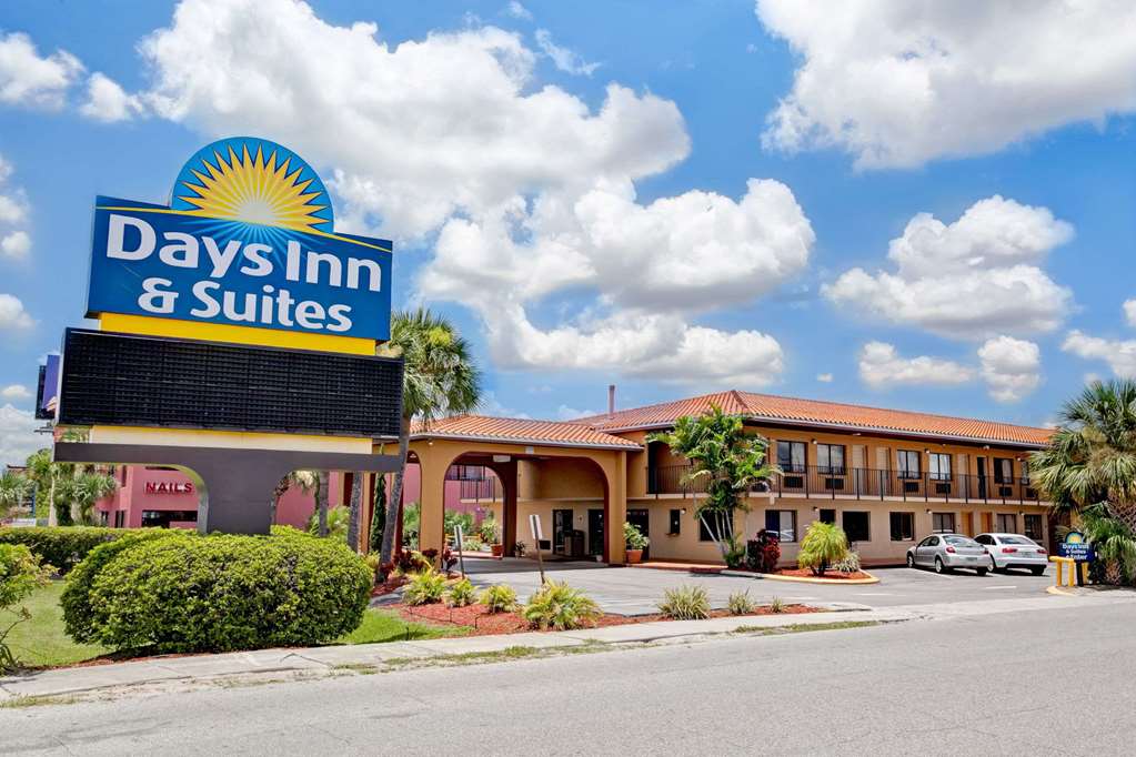 Days Inn &amp; Suites By Wyndham East Ucf Area Hotel Orlando, Book 