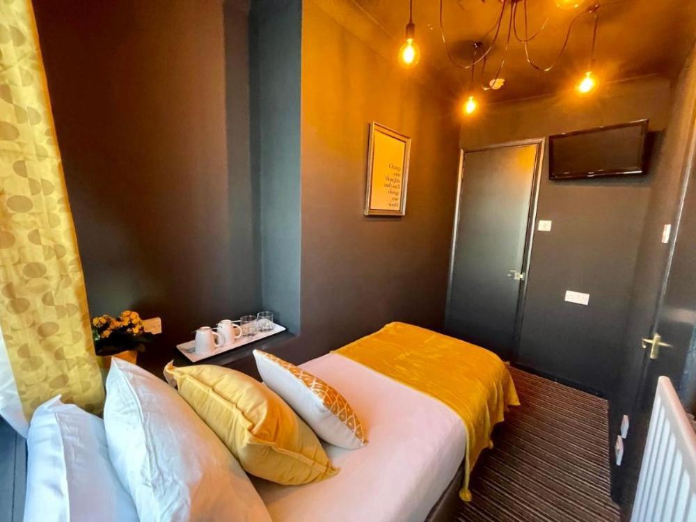 brighton black hotel and hot tubs