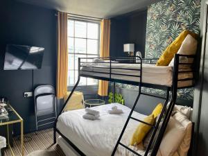 brighton black hotel and hot tubs