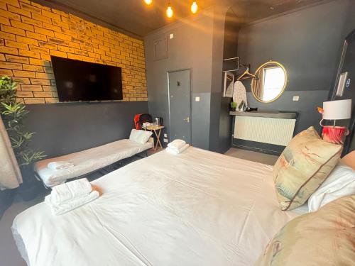 brighton black hotel and hot tubs