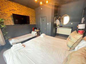 brighton black hotel and hot tubs