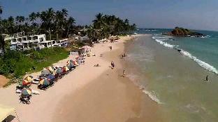 sunset beach mirissa