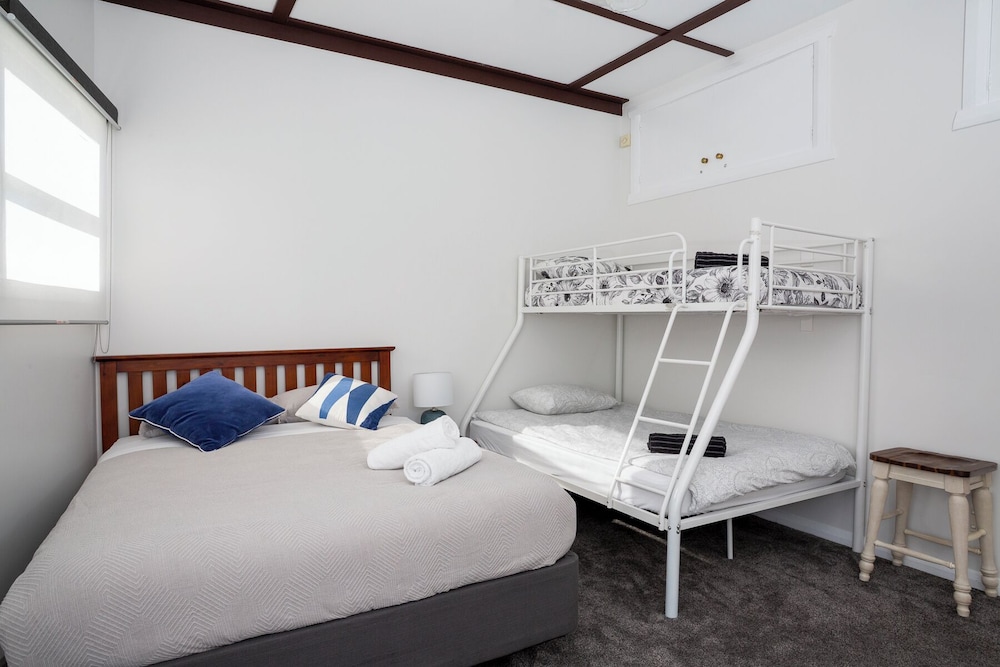 moana lodge hostel