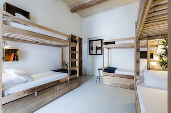 two pillows boutique hostel