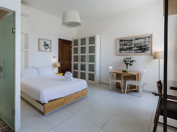 two pillows boutique hostel