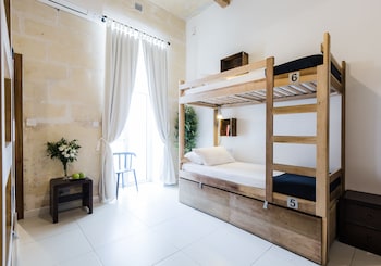 two pillows boutique hostel