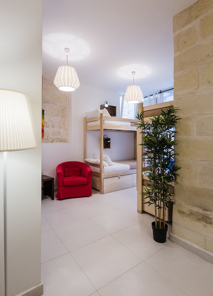 two pillows boutique hostel