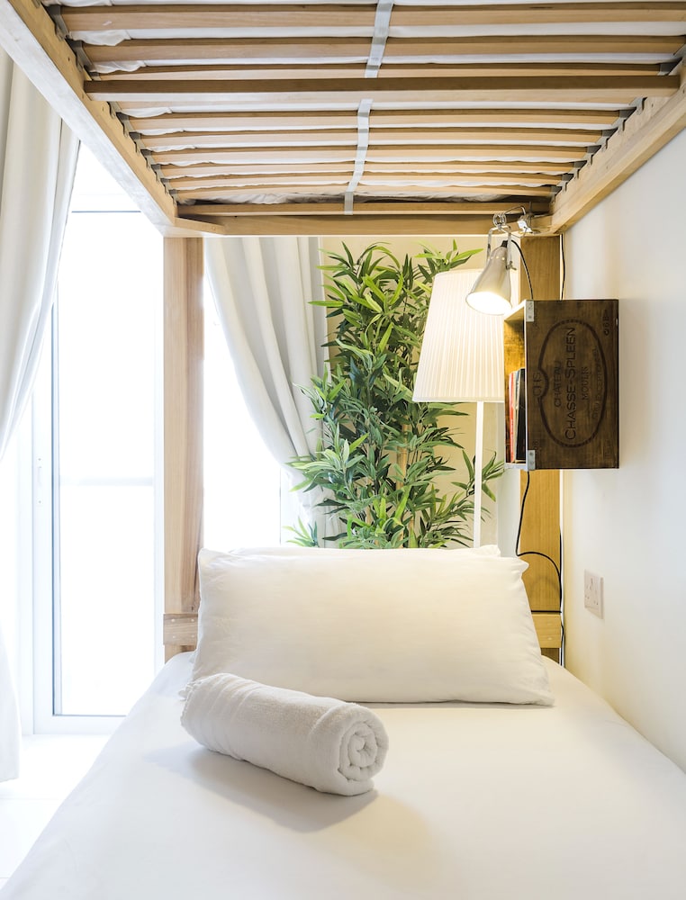 two pillows boutique hostel