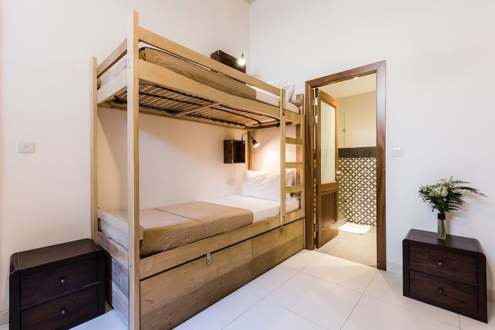 two pillows boutique hostel