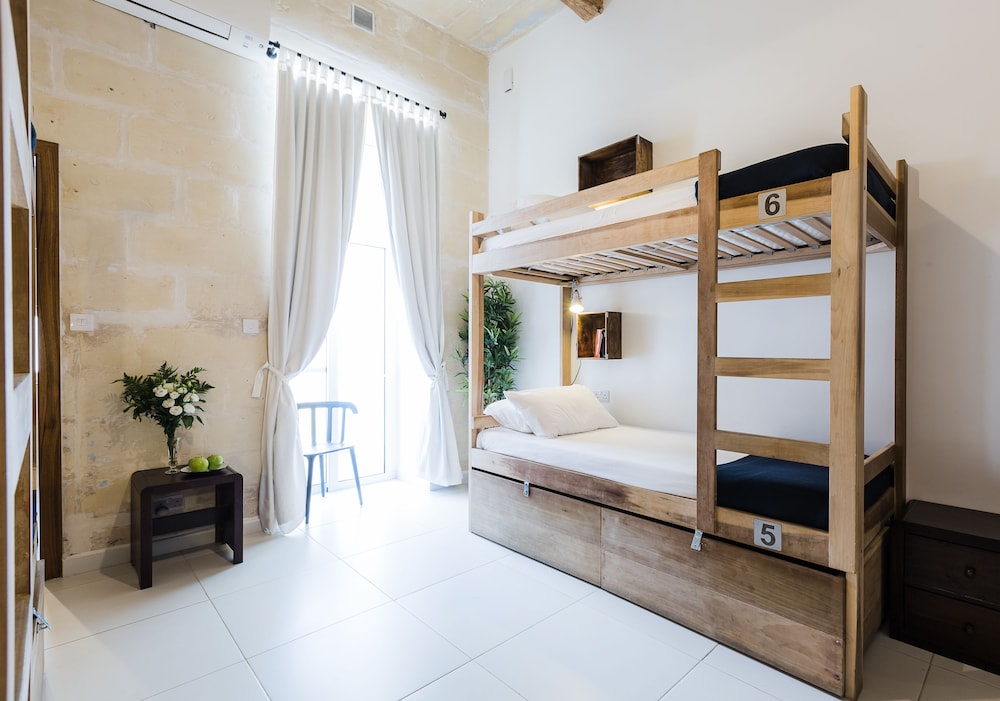 two pillows boutique hostel