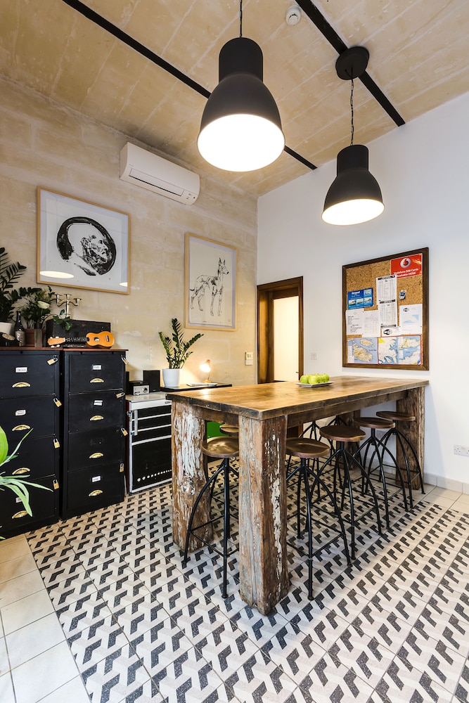 two pillows boutique hostel