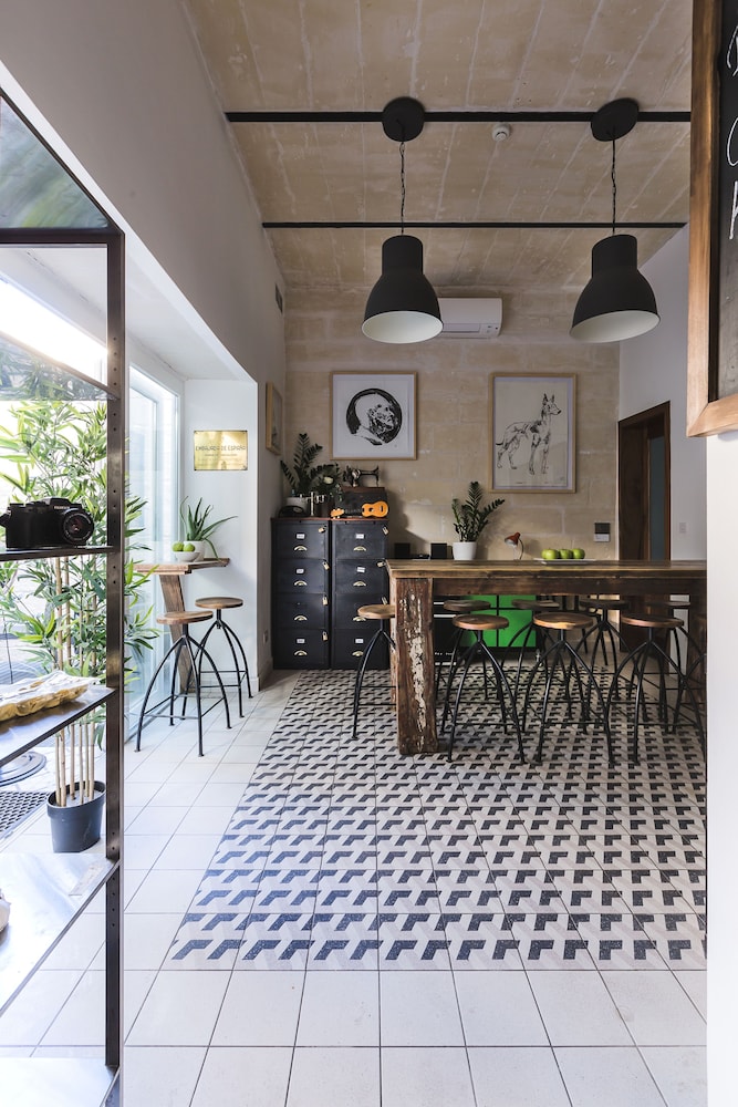 two pillows boutique hostel