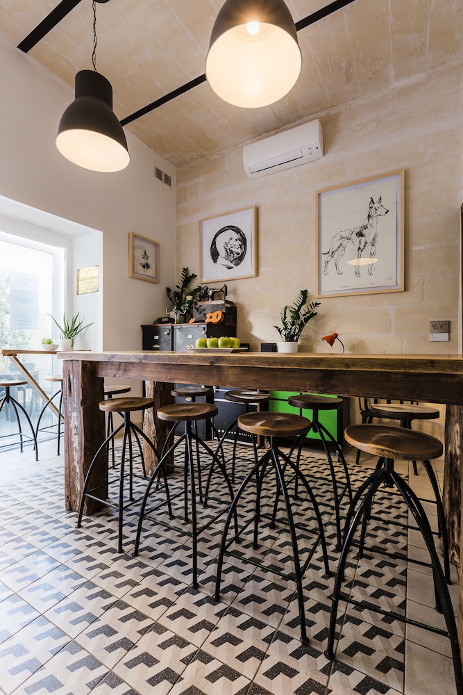 two pillows boutique hostel