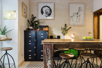 two pillows boutique hostel