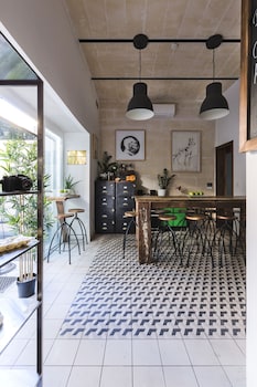 two pillows boutique hostel
