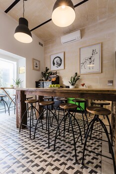 two pillows boutique hostel
