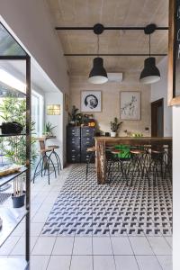 two pillows boutique hostel