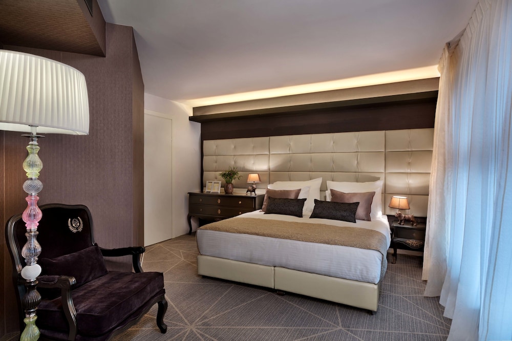 21st floor 360 suitop hotel
