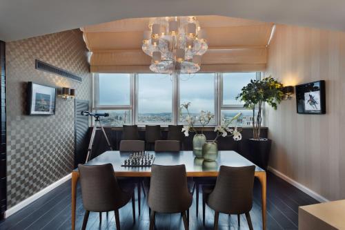 21st floor 360 suitop hotel