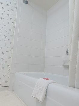 econo lodge inn and suites