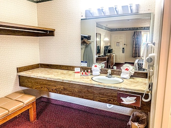econo lodge inn and suites