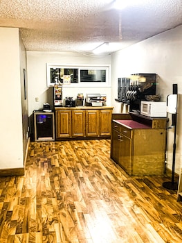 econo lodge inn and suites