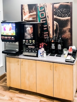 econo lodge inn and suites