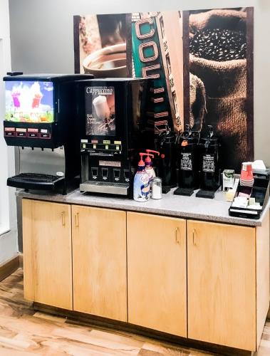 econo lodge inn and suites