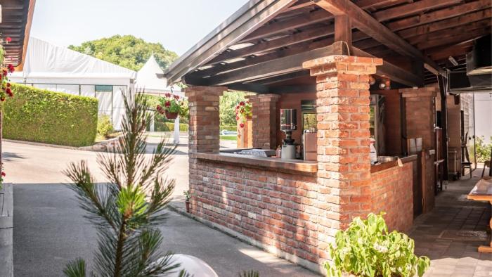 hotel and restaurant se mi