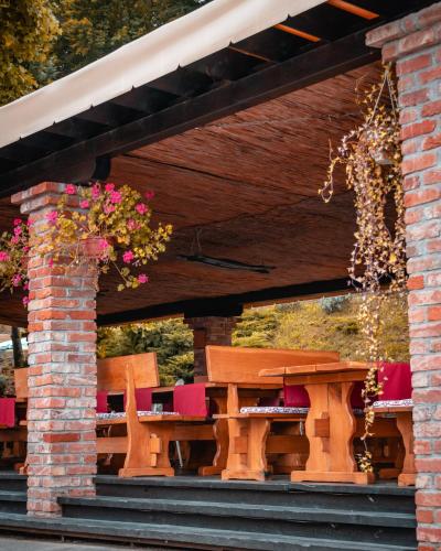 hotel and restaurant se mi