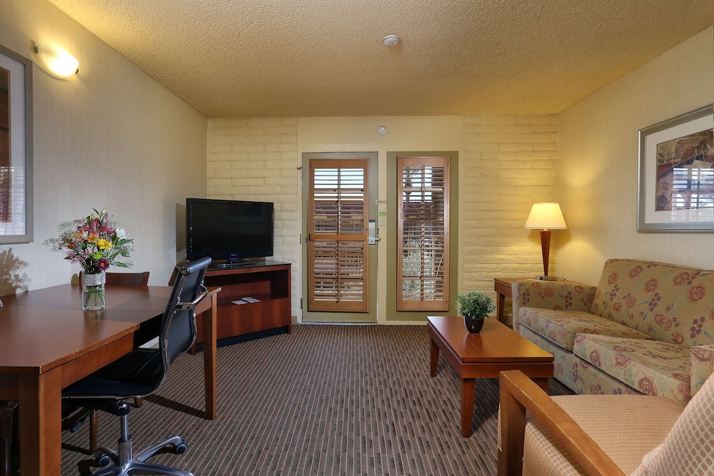 doubletree suites by hilton tucson airport