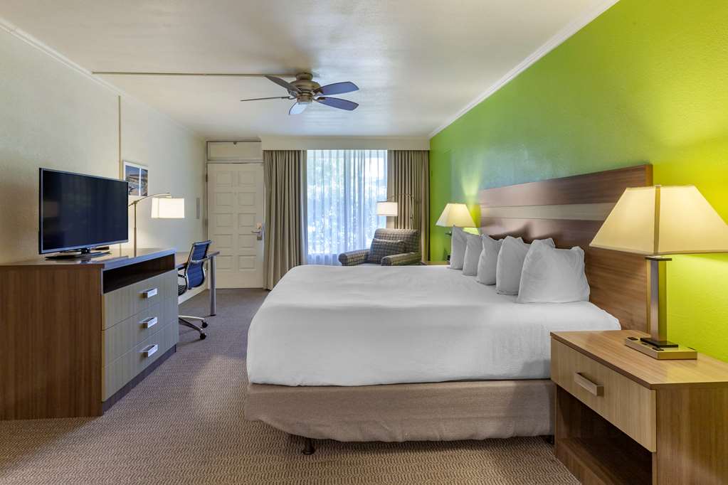 magnuson hotel papago inn