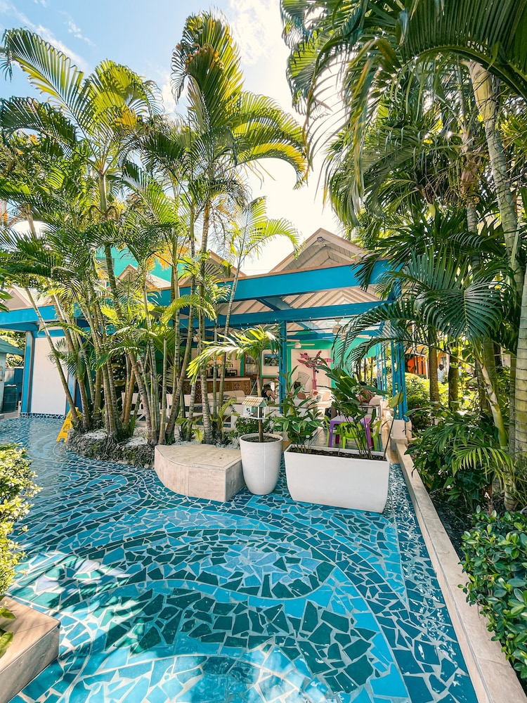cocoplum beach hotel