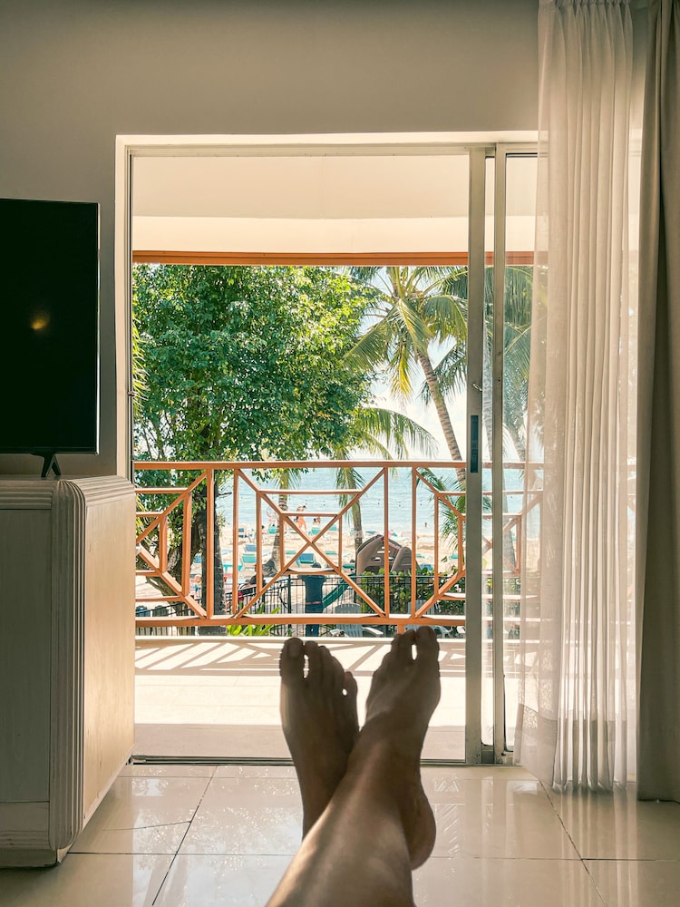 cocoplum beach hotel