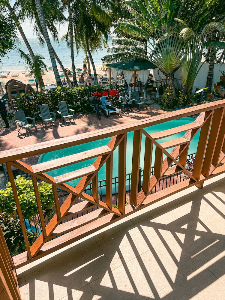cocoplum beach hotel