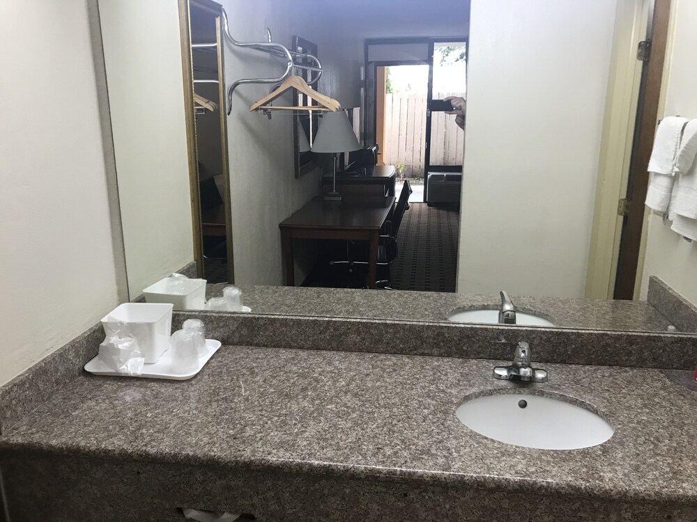 econo lodge midtown