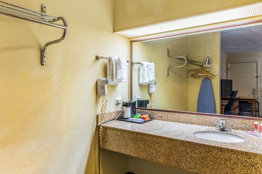 econo lodge whiteville