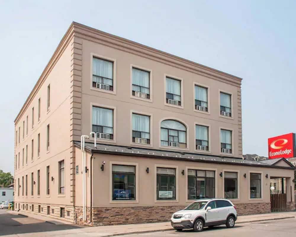 woodstock inn and suites