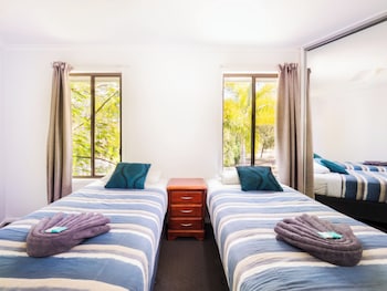 boyne island motel and villas