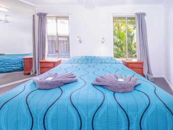 boyne island motel and villas