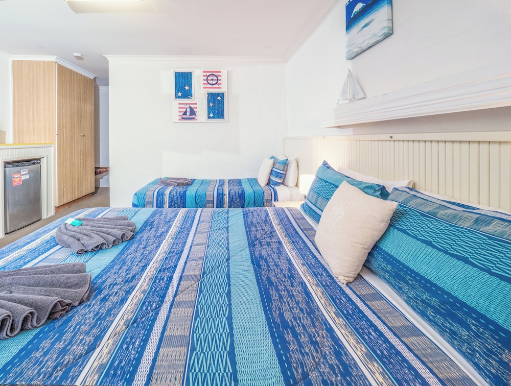 boyne island motel and villas