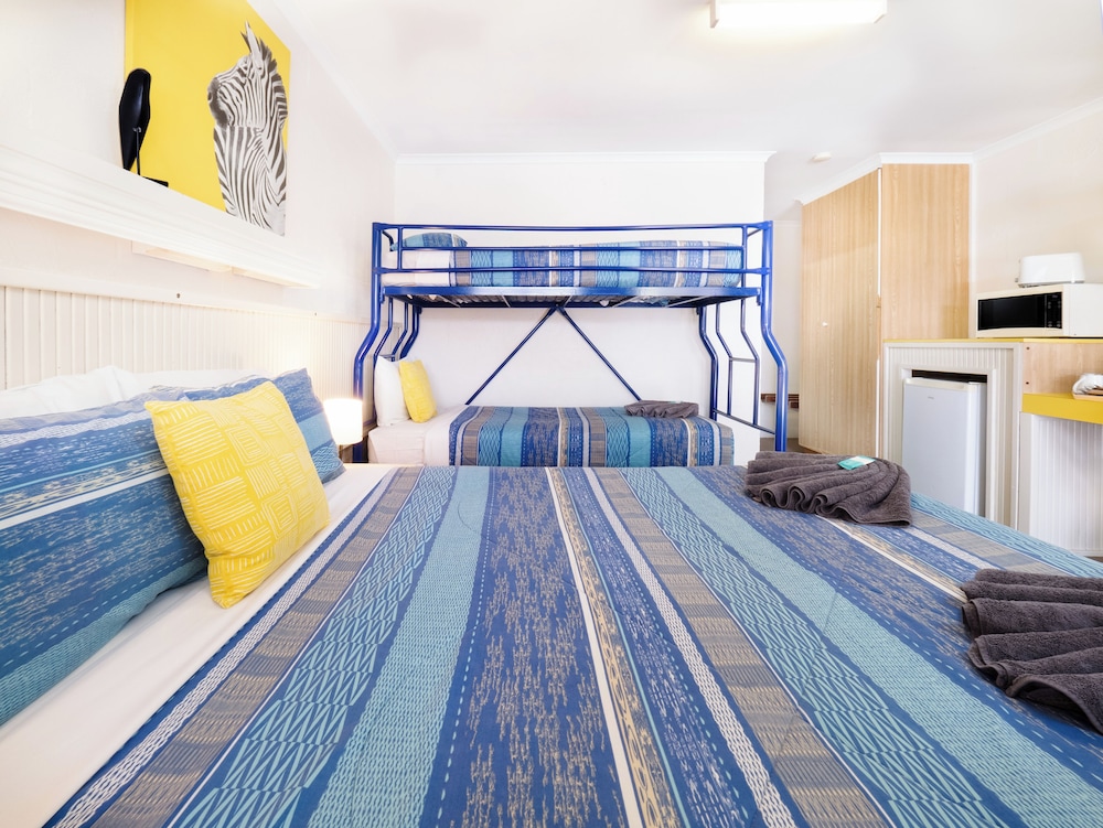 boyne island motel and villas