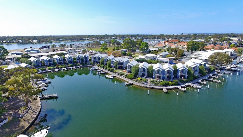 Captains Cove Resort - Waterfront Apartments,Forge Creek>>Bairnsdale,4 star