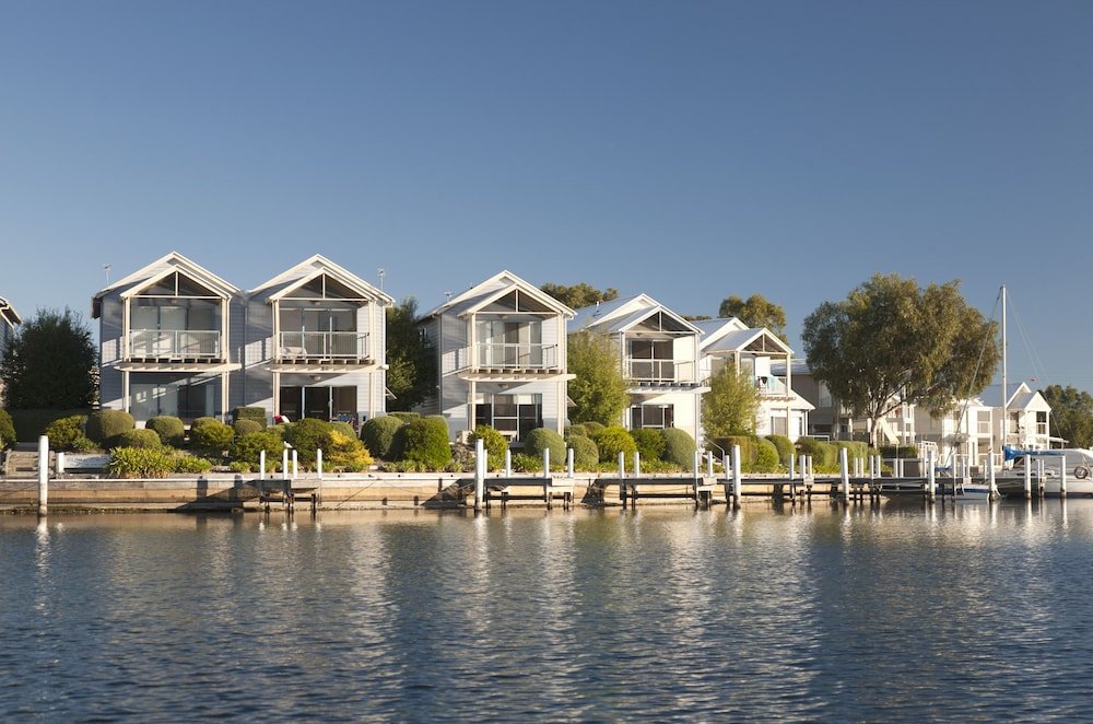 Captains Cove Resort - Waterfront Apartments,Forge Creek>>Bairnsdale,4 star