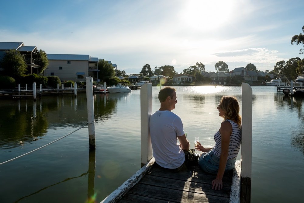 Captains Cove Resort - Waterfront Apartments,Forge Creek>>Bairnsdale,4 star