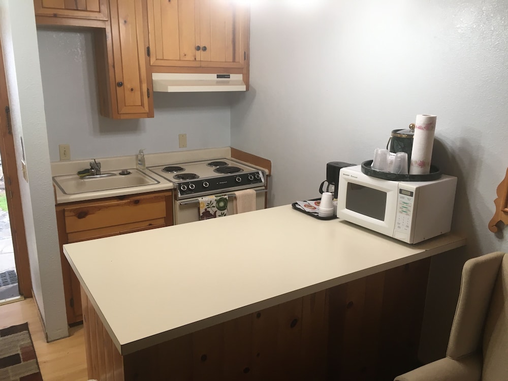 whispering pines lodge
