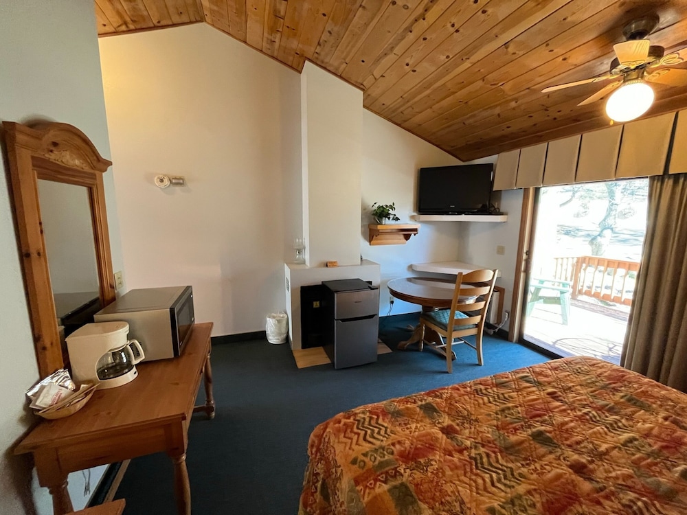 whispering pines lodge