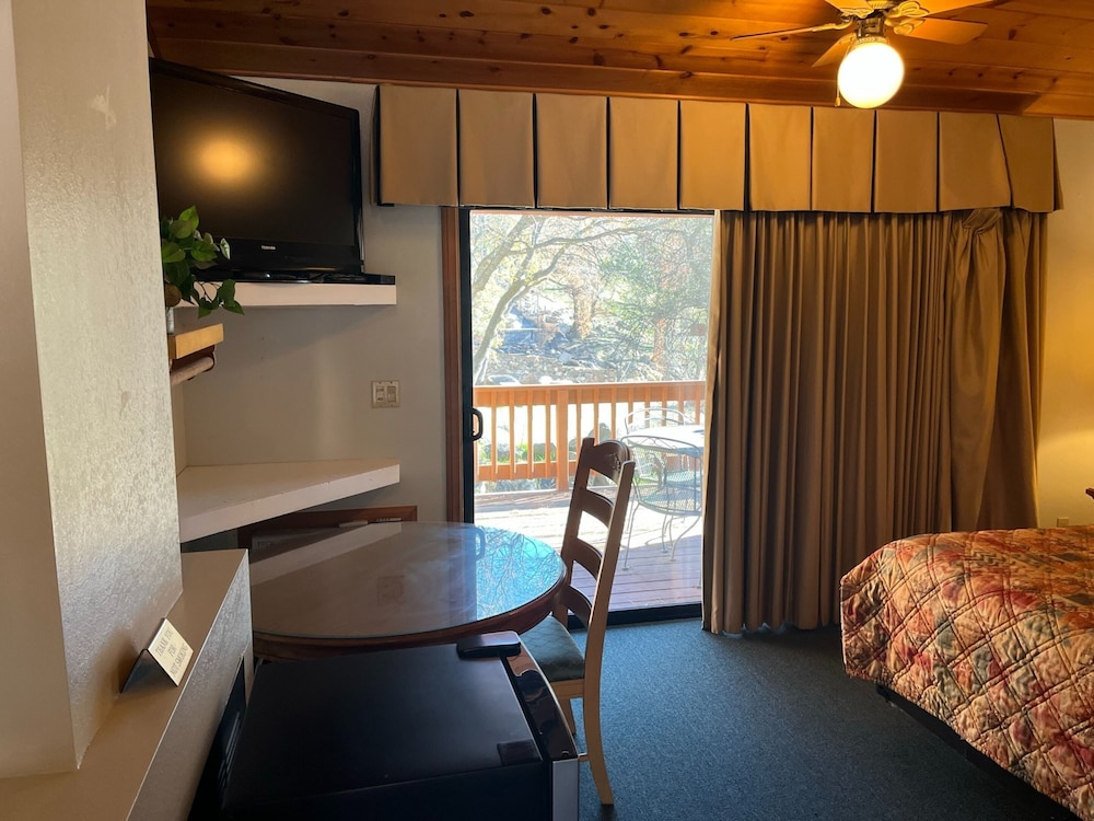 whispering pines lodge